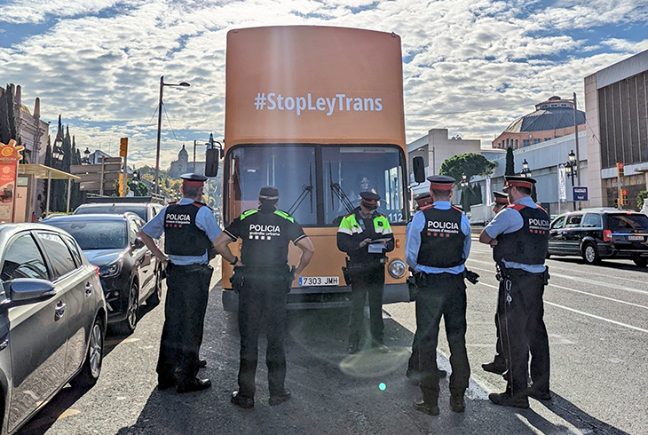Els Mossos immobilitzen a Barcelona el bus d'Hazte Oír contra la llei trans i Igualtat li obre un expedient sancionador