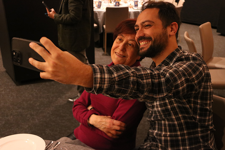 Avis i voluntaris es retroben en el dinar de Nadal d'Amics de la Gent Gran per combatre la solitud no desitjada