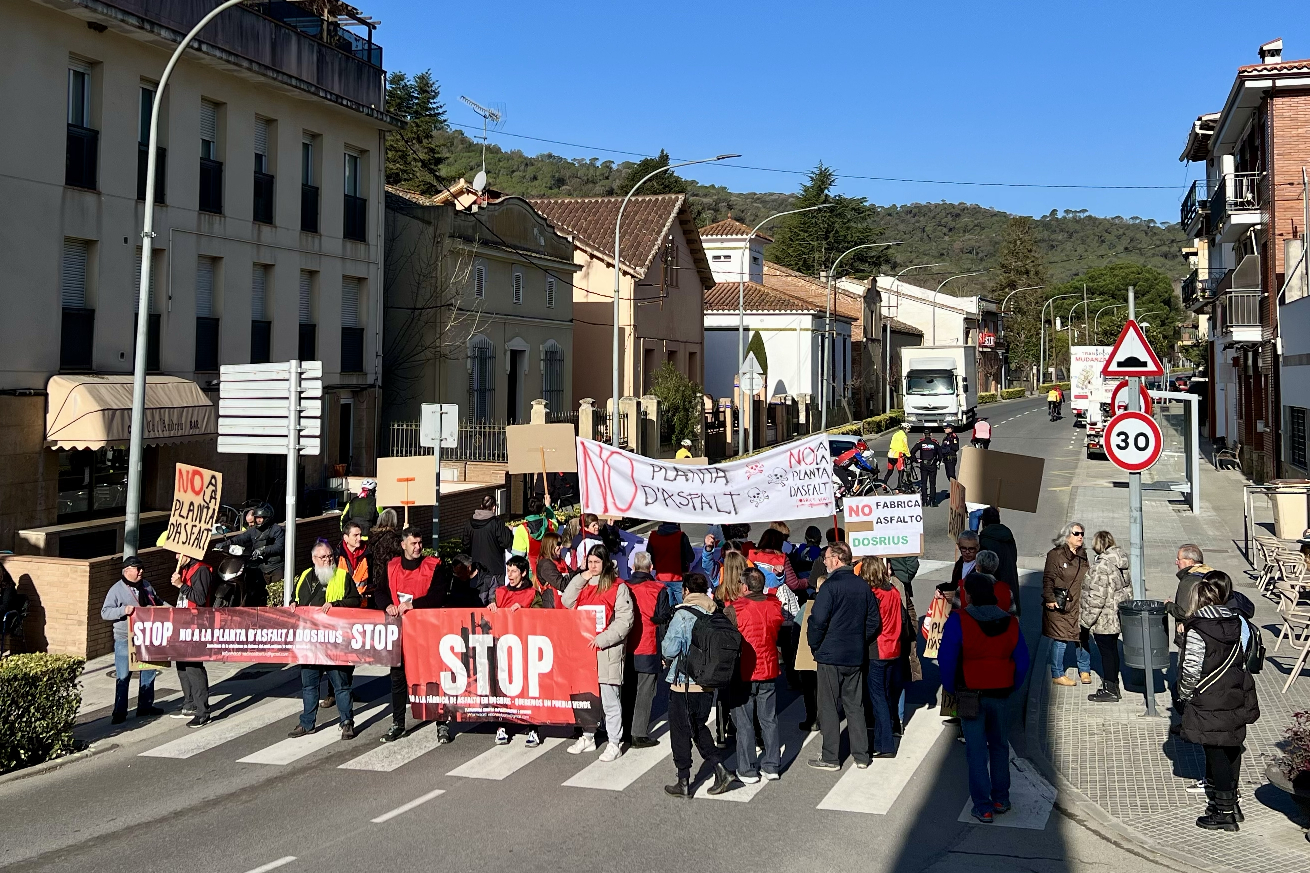 Veïns de Dosrius tallen la carretera d'accés al poble en rebuig al projecte de la fàbrica d'asfalt