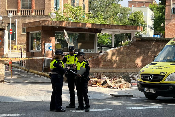 Un mort en xocar un camió contra un mur de l'Hospital de Sant Pau