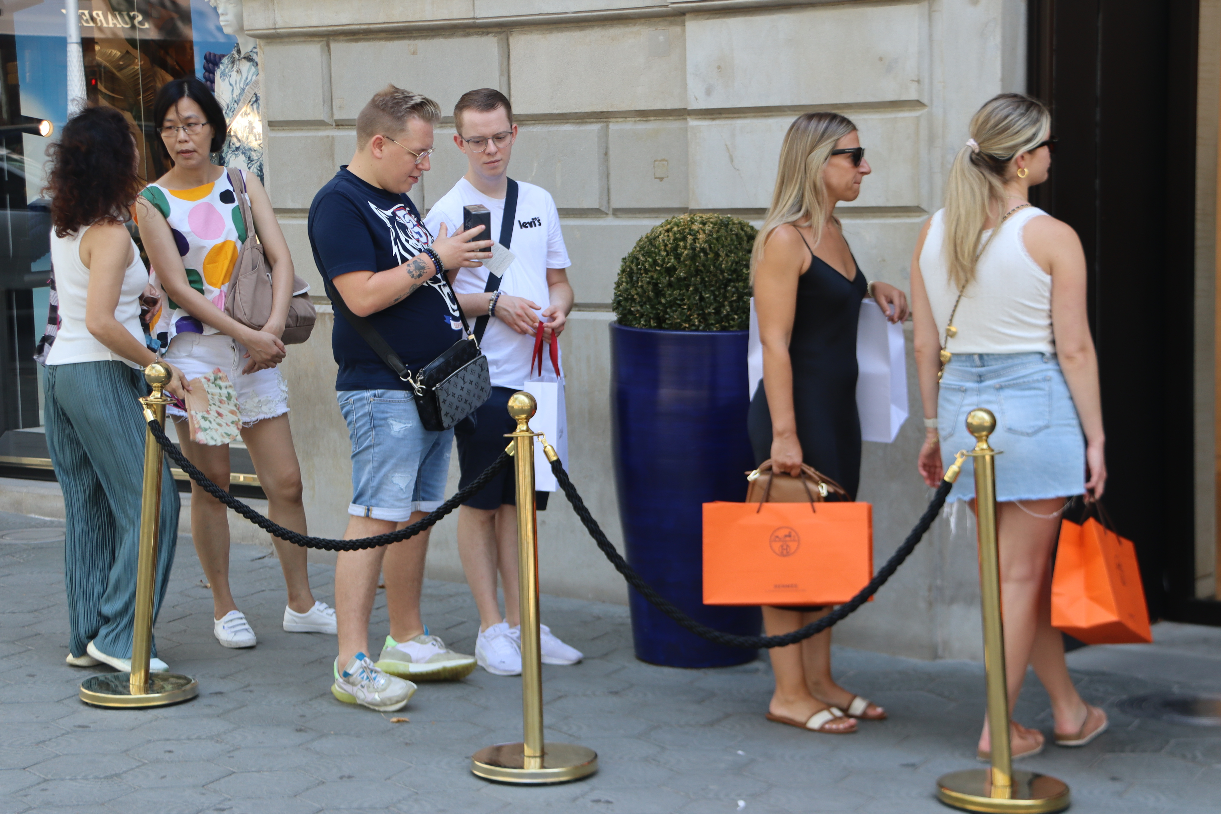 Cues de compradors a les botigues de luxe de Barcelona pel turisme i la fortalesa del dòlar