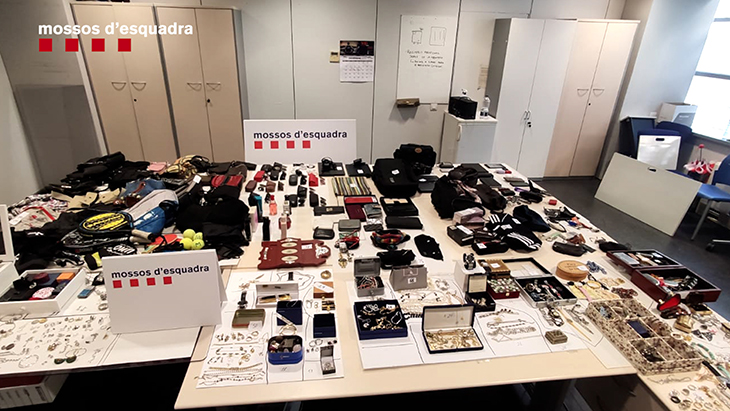 Detenen un lladre multireincident per robar en una trentena de pisos de Barcelona