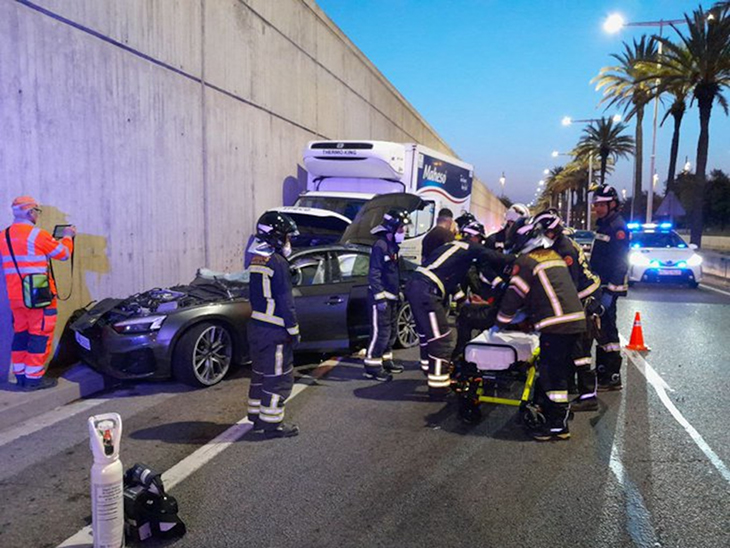 Quatre ferits, dos d'ells de gravetat, en un accident amb dos vehicles implicats a la ronda Litoral