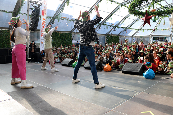 El 'Posa't la gorra' omple el Poble Espanyol de solidaritat amb els infants i adolescents amb càncer