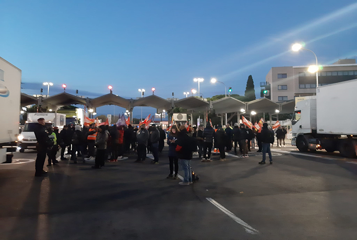 La vaga de majoristes de fruita i verdura provoca manifestacions al voltant de Mercabarna