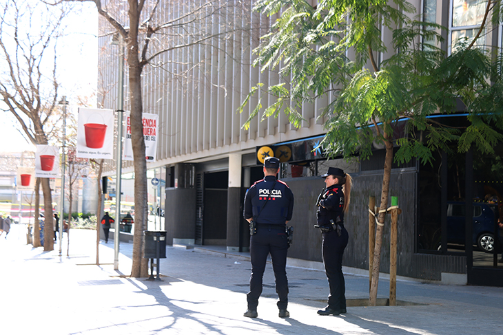 Els Mossos entren a la seu de la Federació Catalana de Futbol a Barcelona