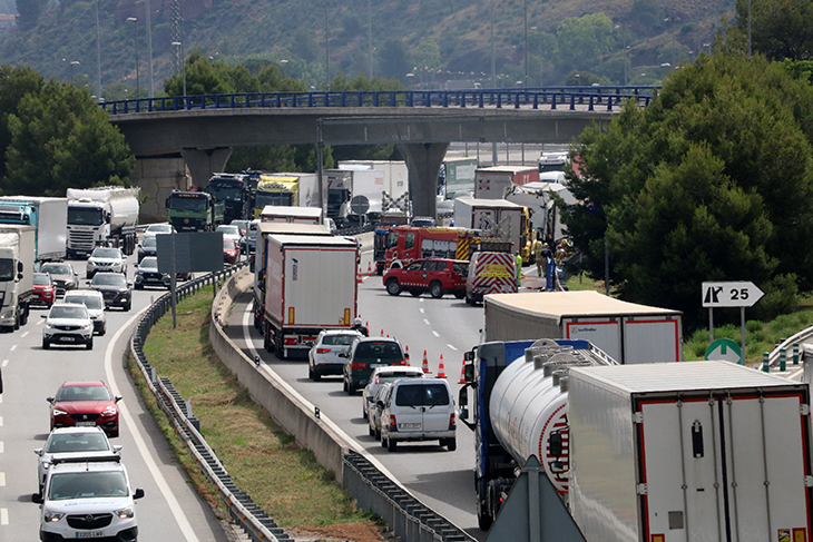 Mor el conductor d'un camió en un accident de trànsit a l'AP-7 a Castellví de Rosanes