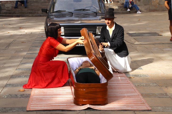 Un espectacle amb un taüt al carrer busca trencar "el tabú" de la mort: "La societat fuig de tot el que incomoda"