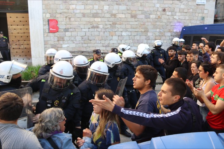 Tensió i cops de porra davant la seu del districte de Ciutat Vella durant la protesta pel desallotjament de La Tancada