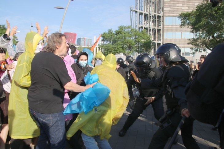 Queda en llibertat l’activista detingut durant la protesta contra el congrés immobiliari The District