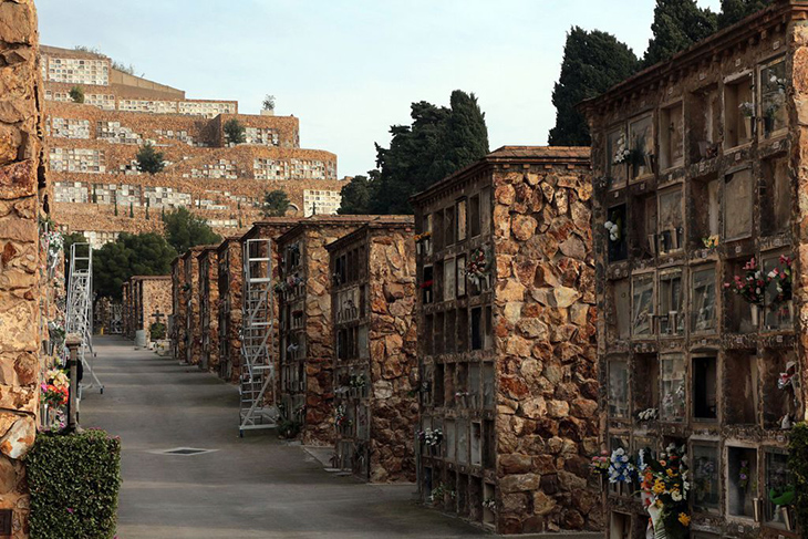 Els Mossos investiguen la profanació de 162 nínxols de Montjuïc per endur-se joies i or