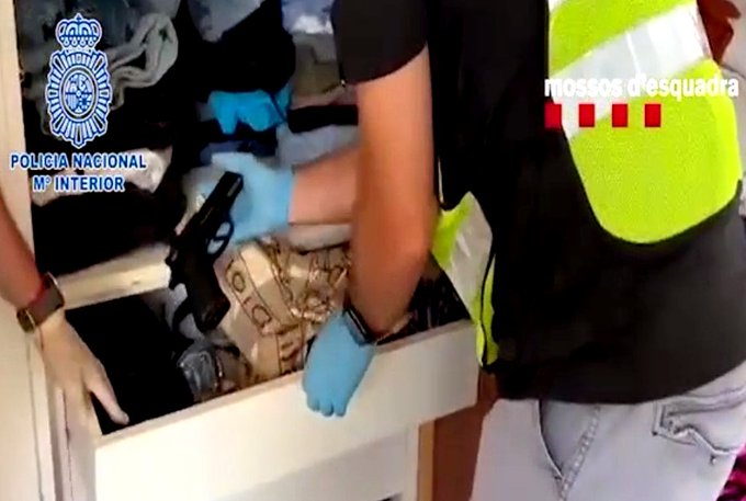 Detenen quatre persones per fer compres en línia utilitzant dades d'un centenar de clients d'una empresa de telefonia