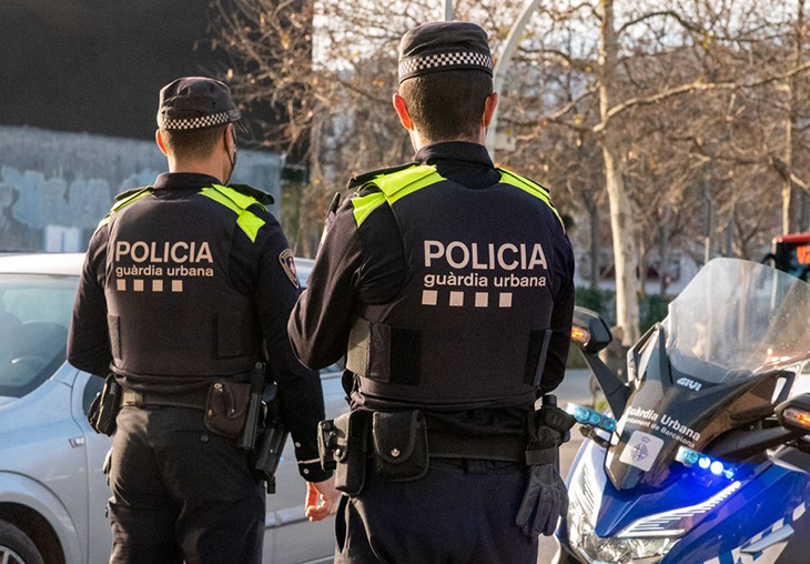 Una persecució policial a Sarrià-Sant Gervasi acaba amb una furgoneta bolcada i els tres ocupants ferits