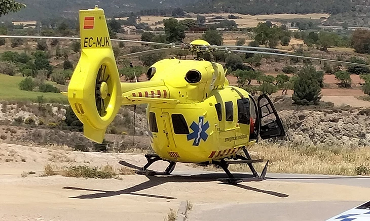 Dues persones han mort en un accident de quad que va tenir lloc aquest diumenge al vespre en una zona boscosa prop de Món Sant Benet, segons ha avançat 'El Caso' i han confirmat fonts dels Mossos d'Esquadra a l'ACN. Les víctimes mortals són el conductor i l'acompanyant del quad, un home de 30 anys i un menor de 12, indiquen aquestes fonts policials. L'accident es va produir quan el quad es va precipitar per un barranc del camí de les Generes, al municipi de Talamanca. L'avís va arribar minuts després de les 7 del vespre i es van activar diverses unitats de Mossos, Bombers i el SEM. Les dues víctimes es trobaven en una zona de difícil accés i, quan hi van poder arribar, la metgessa forense en va certificar la mort.  Arran de l'accident, es van activar vuit dotacions dels Mossos d'Esquadra i sis de terrestres dels Bombers, així com dos helicòpters i personal del GRAE d'Olot i Cerdanyola del Vallès. També hi van acudir tres unitats, l'helicòpter medicalitzat i un equip de psicòlegs del Sistema d'Emergències Mèdiques (SEM). Els Mossos han obert una investigació per esclarir les causes de l'accident.