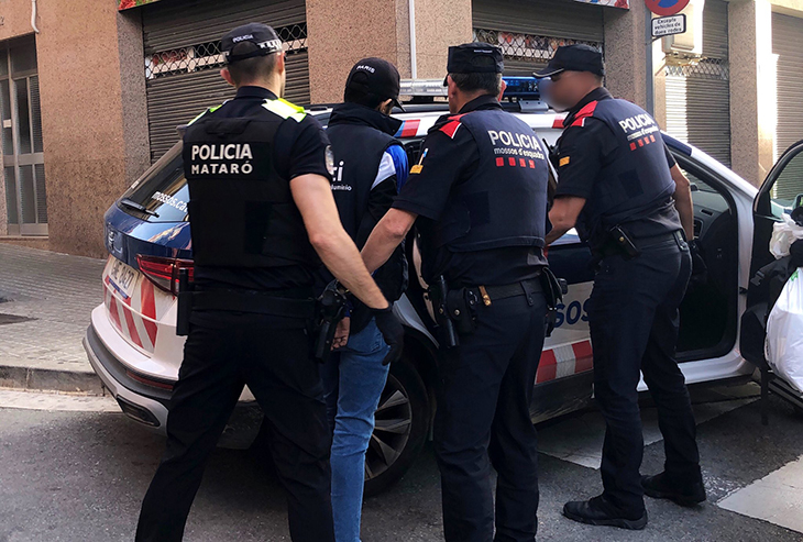 La Policia Local de Mataró desallotja un local ocupat en condicions insalubres al barri de Rocafonda