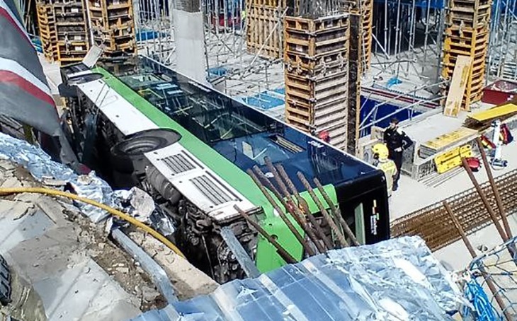 Més de 10 ferits en caure un autobús en unes obres entre Cornellà i Esplugues