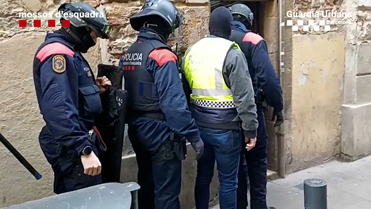 Cau un grup criminal dedicat a robatoris amb violència a Ciutat Vella: 224 mòbils i vuit ordinadors recuperats