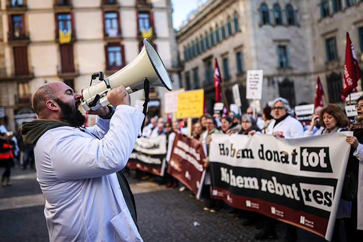 Els metges tornen a sortir al carrer en el segon dia de vaga dels facultatius