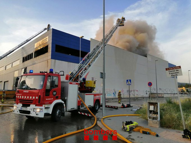 incendi en dues naus industrials a la Garriga
