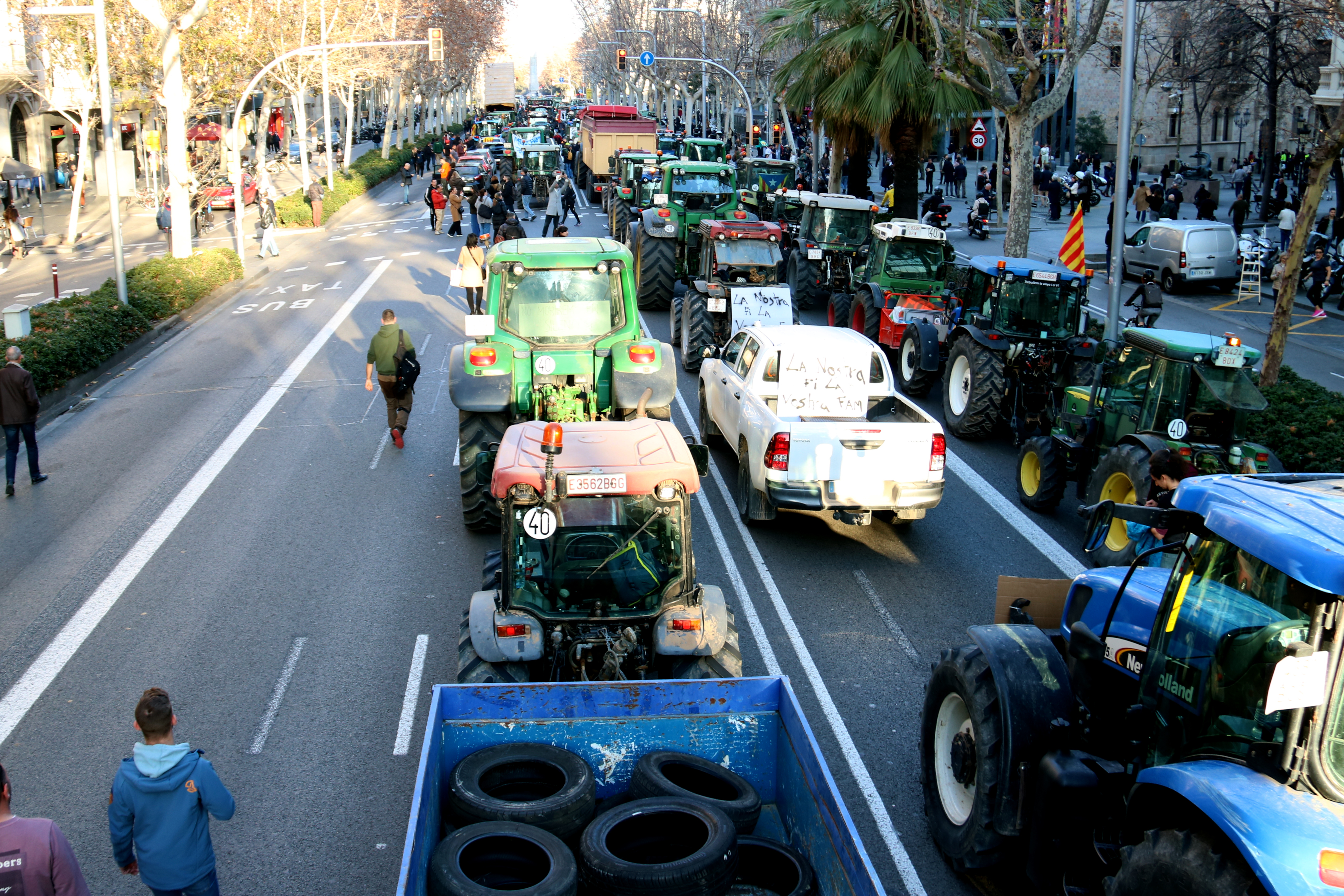 Retencions a l'A-2 i a la B-23 per la sortida dels tractors de Barcelona cap als seus punts d'origen