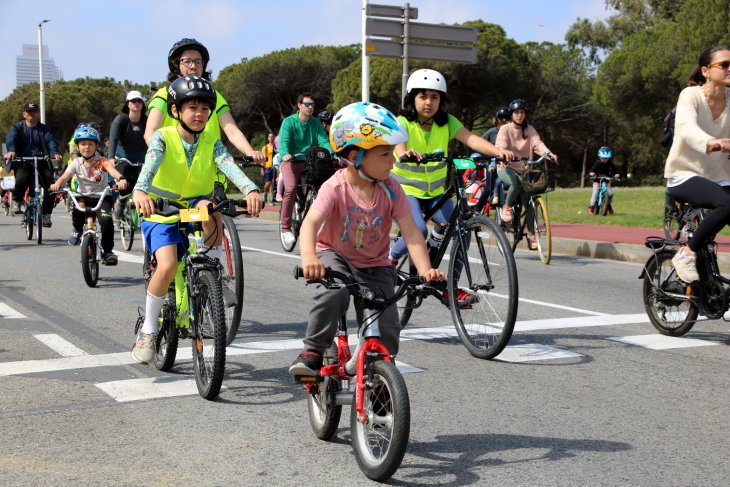 Pedalada massiva per reclamar el dret dels infants a desplaçar-se en bici per Barcelona