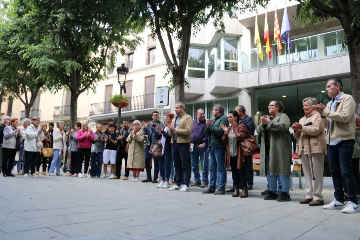 Esparreguera celebra un minut de silenci per condemnar la mort de la dona trobada en una carretera del municipi