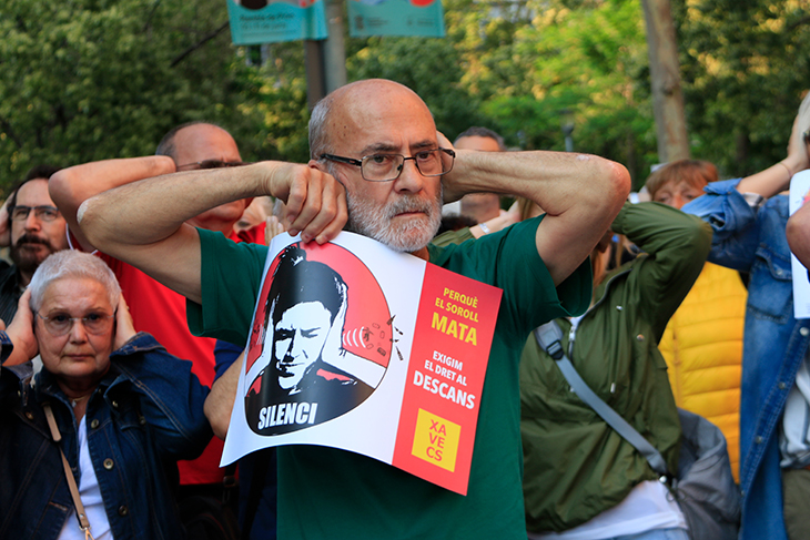 Veïns de Barcelona protesten contra el soroll dels concerts del Fòrum coincidint amb el Primavera Sound: "Volem dormir!"