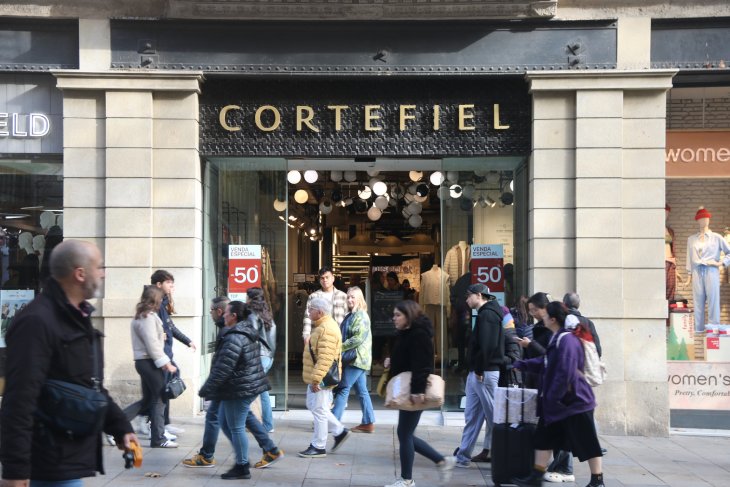 El centre de Barcelona s'omple de compradors en "plena efervescència" de la campanya de Nadal