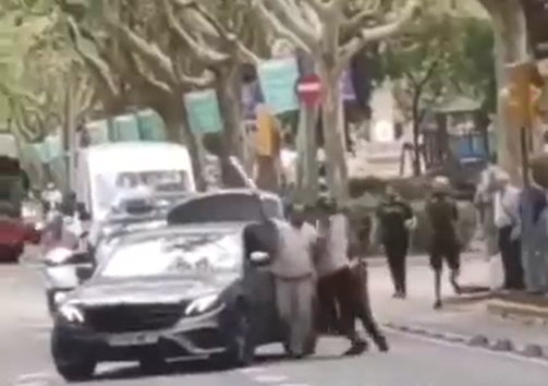 Una discussió entre dos conductors acaba en una baralla i amb un d'ells traient un bat de beisbol