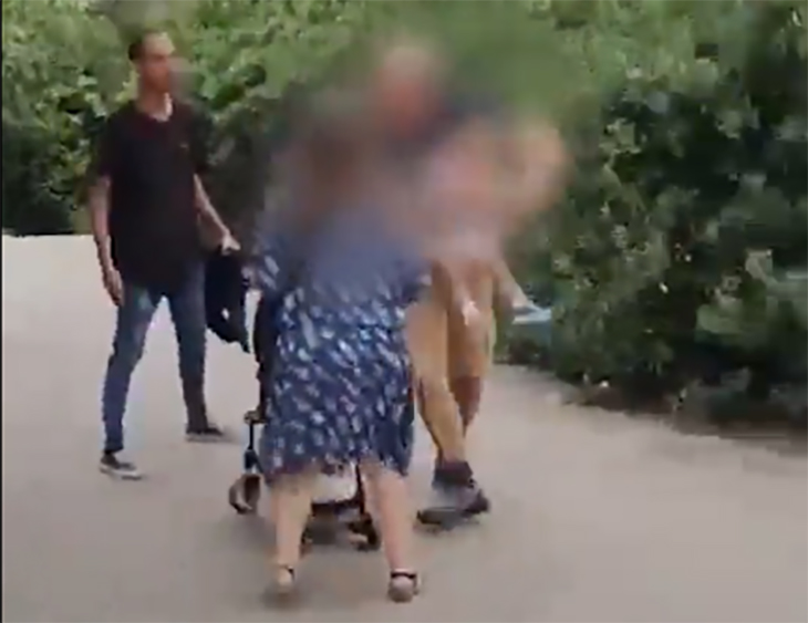 Detingut un home per agredir tres persones a Montjuïc, una d’elles una nena d'un any