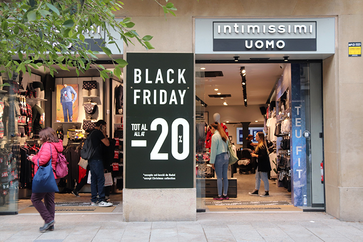 El Black Friday anima els carrers de Barcelona i obliga les botigues petites a fer descomptes: "Ens sentim pressionats"