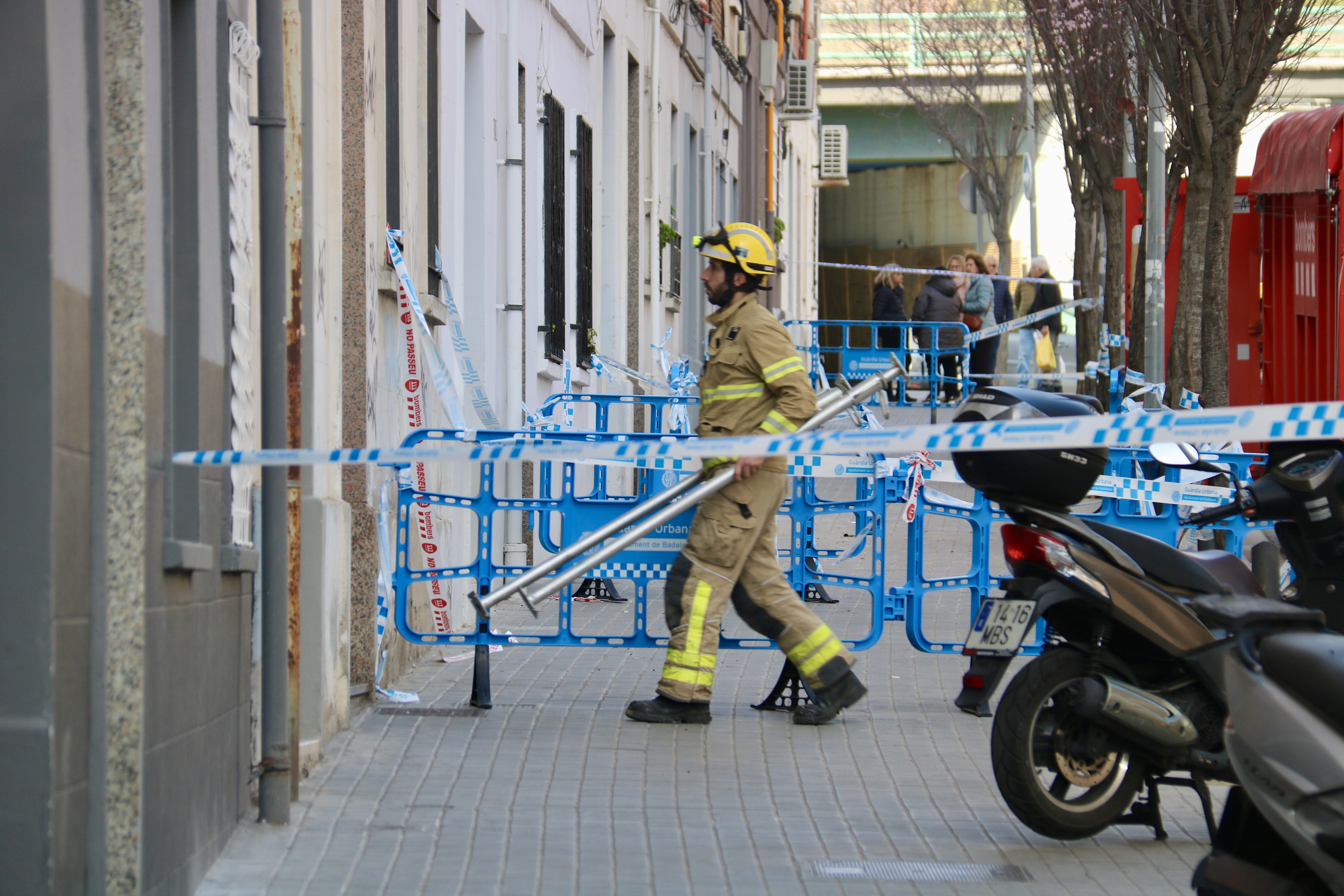 Tornen a casa els primers veïns desallotjats d'un dels blocs del carrer Canigó de Badalona