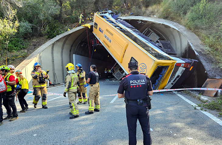 Dos ferits crítics i un greu en l’accident de l'autobús que ha bolcat a la C-32 entre Pineda de Mar i Tordera