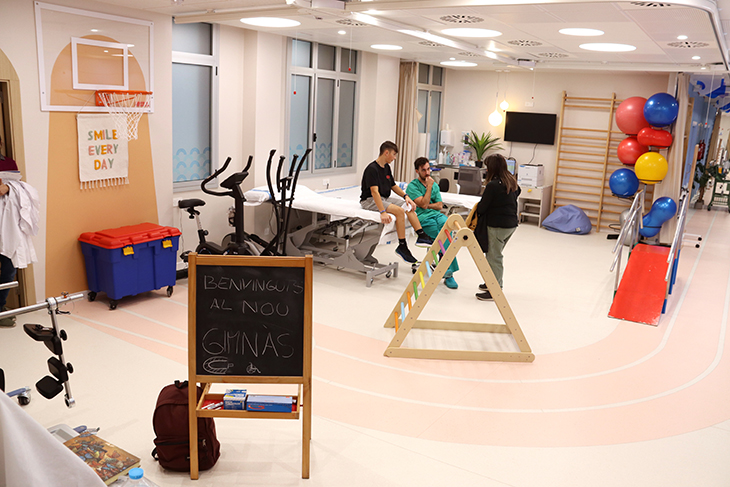 Vall d'Hebron estrena un nou gimnàs per a nens i joves que permetrà atendre un 37% més de pacients a l'any