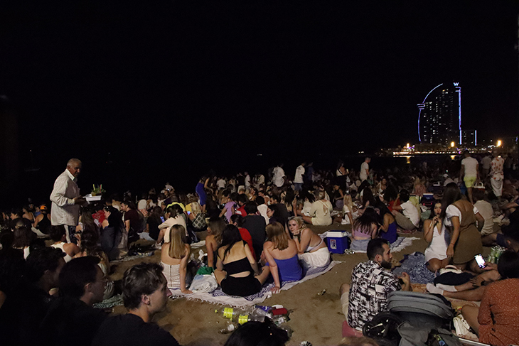 Les platges de Barcelona s'omplen de gom a gom per celebrar la revetlla de Sant Joan