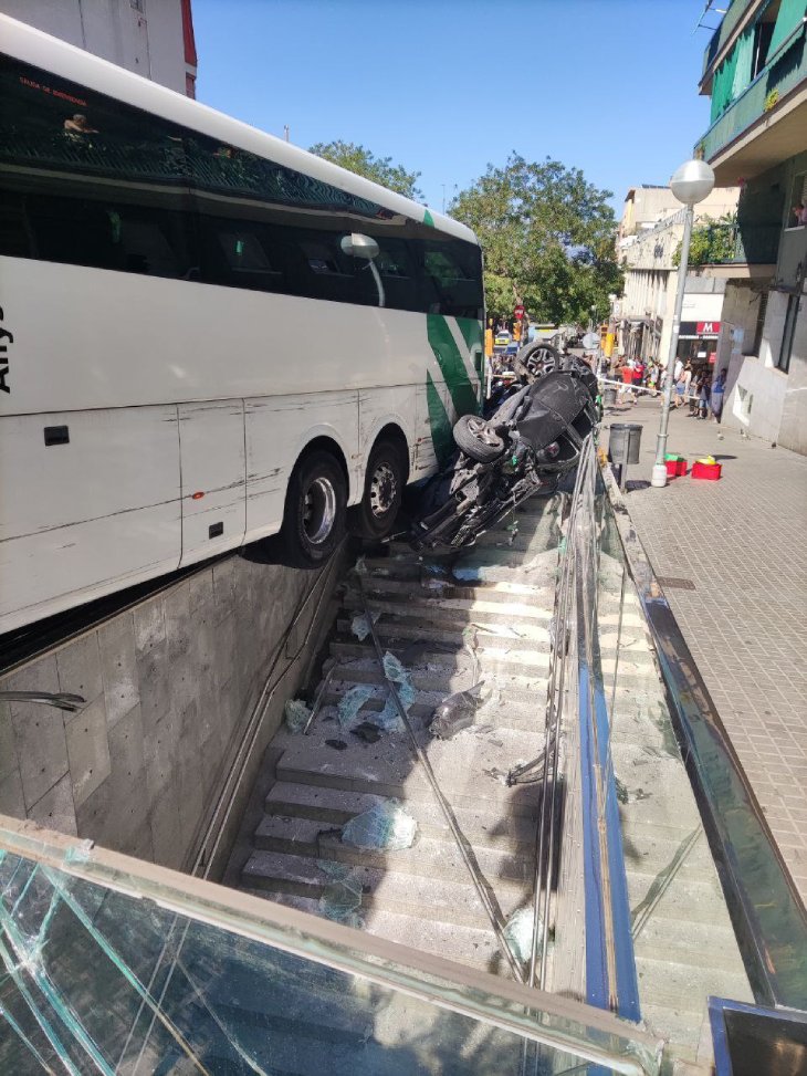 Un bus sense frens envesteix turismes i xoca amb la boca de metro de la línia L5 al Carmel