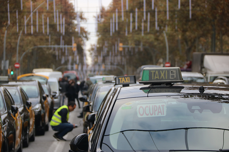Els taxistes tallen els carrils centrals de la Gran Via per denunciar “l’espoli” d’Uber