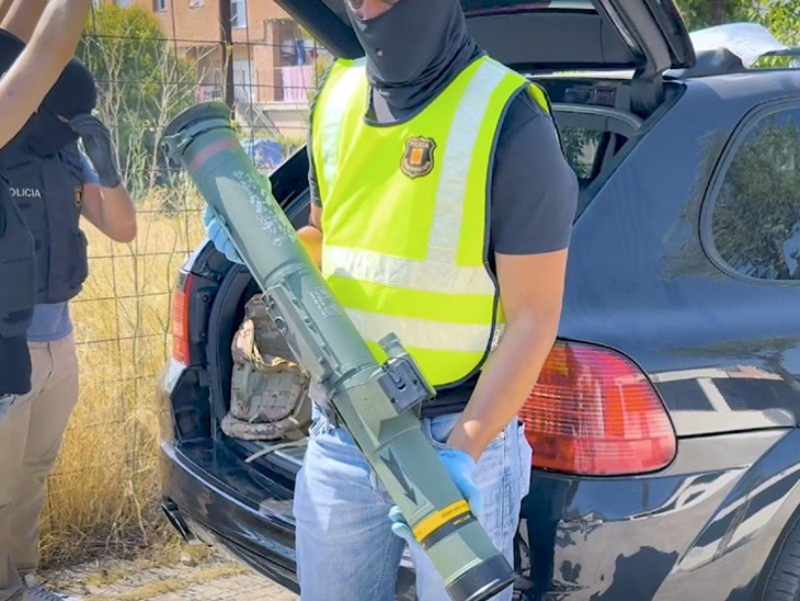 Nou detinguts en un cop contra una xarxa que distribuïa armes sota demanda dirigida des de la presó