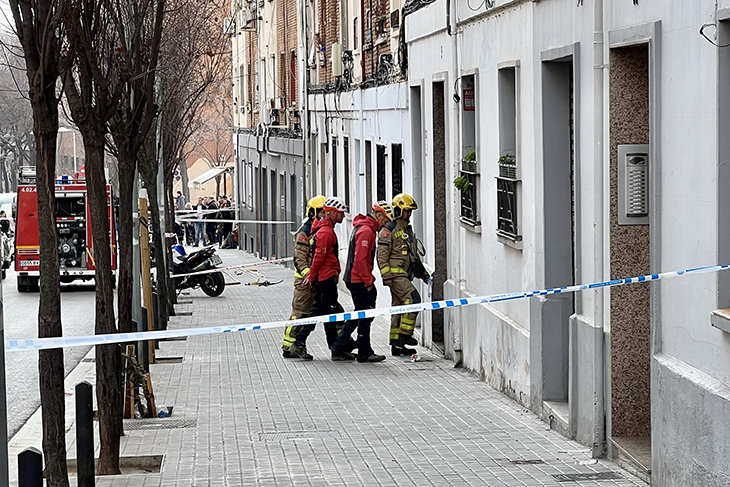 Un edifici de cinc plantes s’esfondra fins als baixos a Badalona i els Bombers busquen persones atrapades