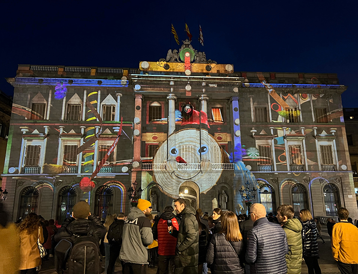 El nou pessebre interactiu de la plaça Sant Jaume ja es pot veure a la façana de l'Ajuntament