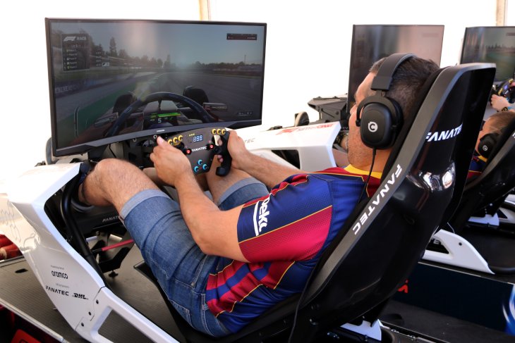 Passió per la Fórmula 1 a la 'fan zone' de plaça de Catalunya: "Estic flipant"