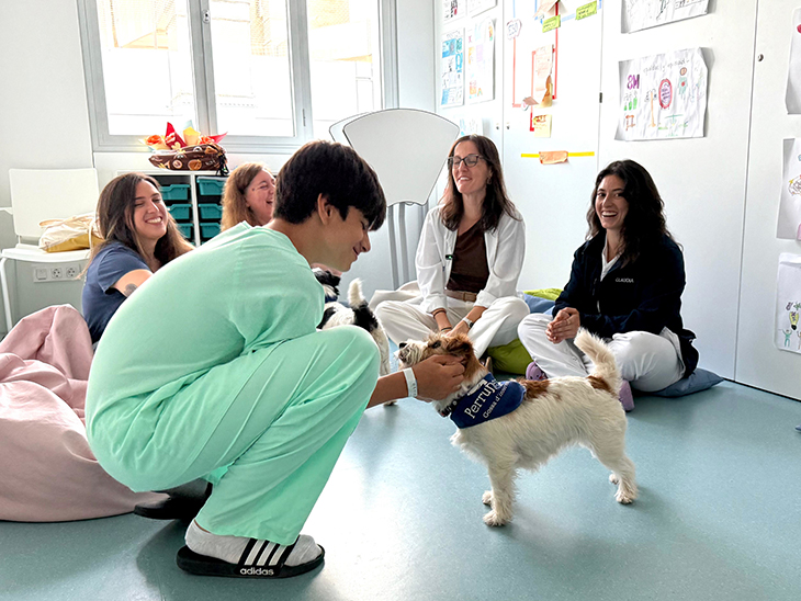 Vall d'Hebron incorpora gossos en la teràpia de joves i infants amb trastorns mentals per afavorir el benestar emocional