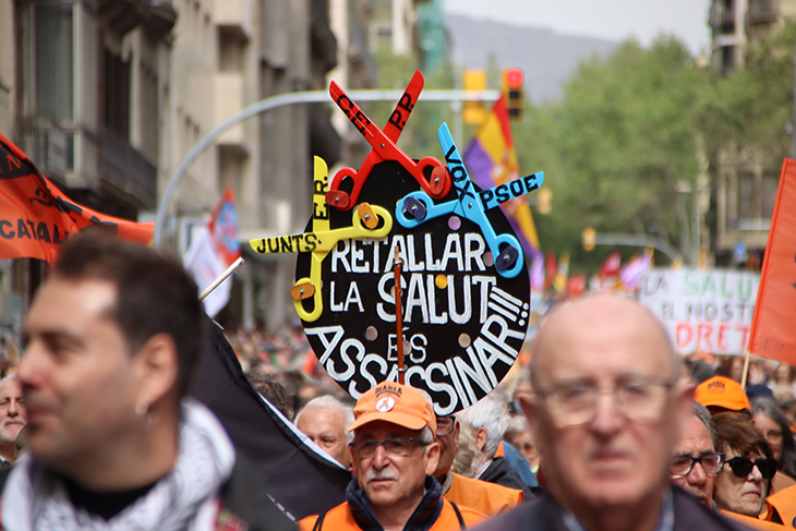 Unes 2.500 persones es manifesten a Barcelona per la sanitat pública i el dret a la salut per davant del "negoci"