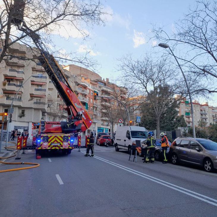 Tres ferits en un incendi a un edifici del carrer de Cartagena de Barcelona