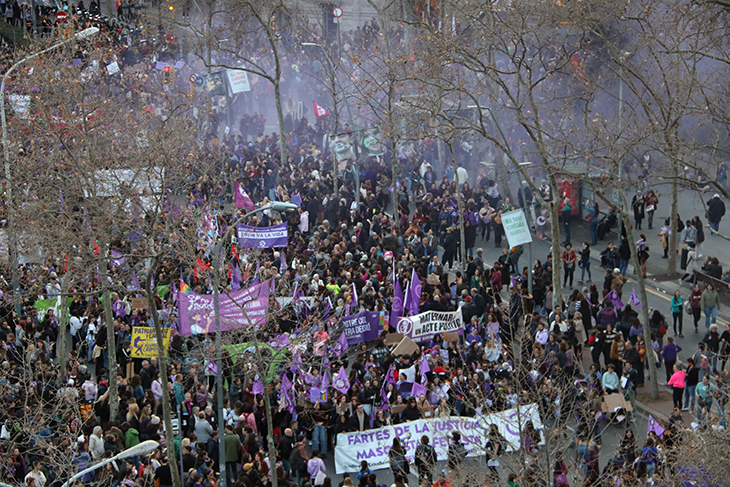 40.000 persones omplen el centre de Barcelona pel 8-M en una manifestació que clama contra les violències masclistes