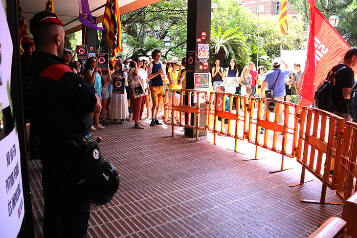 Un centenar de persones es concentren davant d'Educació contra el retard en les adjudicacions i la política "a dit"