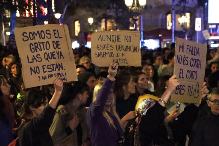 La manifestació feminista del 25-N recorre el centre de Barcelona exigint que "la vergonya canviï de bàndol"