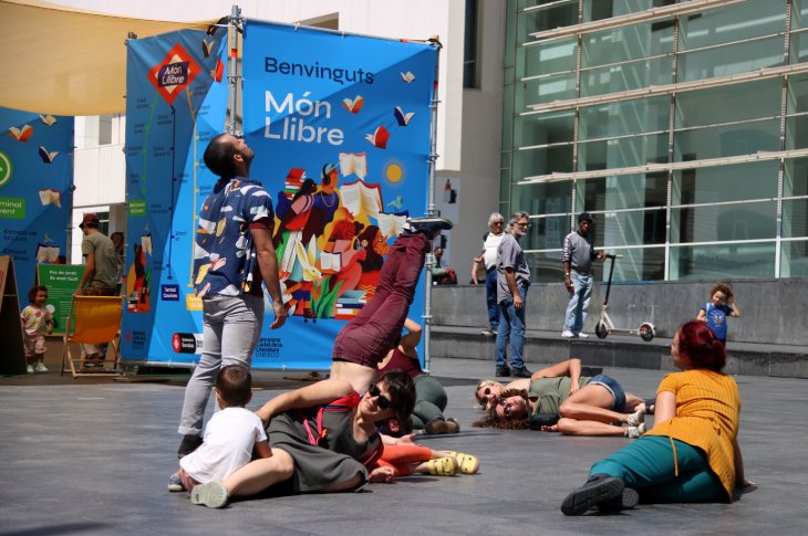 Món Llibre torna a encomanar les ganes de llegir a centenars d'infants a Barcelona