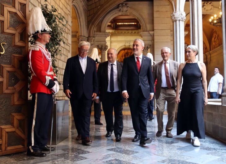 Els exalcaldes de Barcelona Clos, Hereu, Trias i Colau reben la Medalla d'Or de la Ciutat