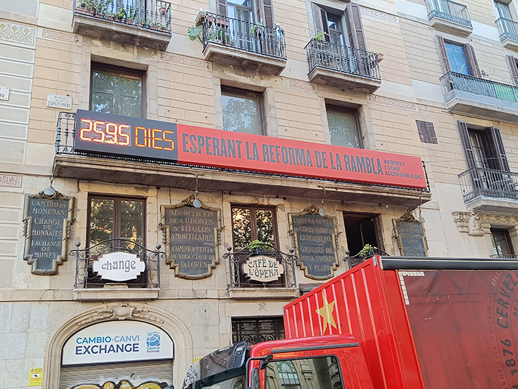 Amics de La Rambla retira el cartell que exigeix la reforma de la zona després de l’anunci de l’escurçament de terminis